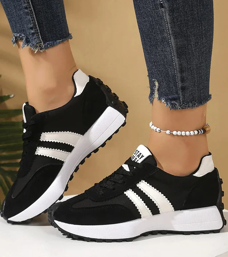 Camille – Sneakers à bout pointu avec lacets et semelle antidérapante